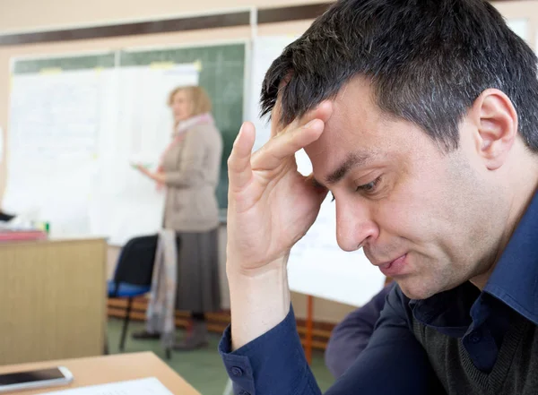 Fokussierter Mann in der Werkstatt — Stockfoto