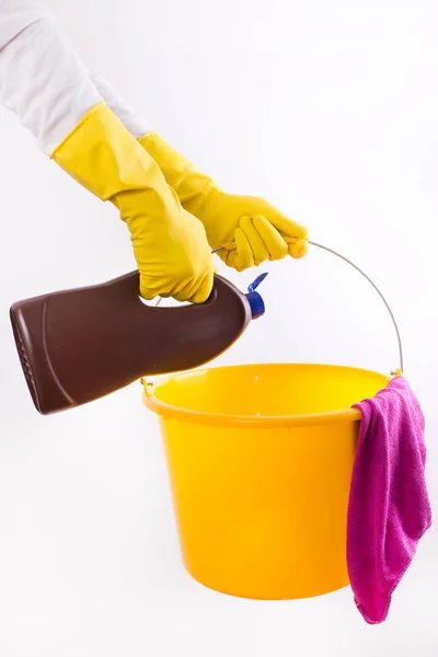 Žena nalil detergentu do kbelíku na bílém pozadí — Stock fotografie