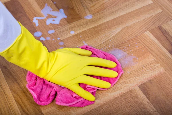 Mano con guanti pulire pavimento — Foto Stock