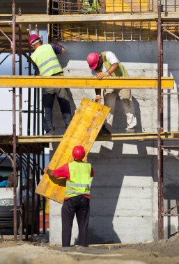 İnşaat İşçileri Formworks yerleştirme