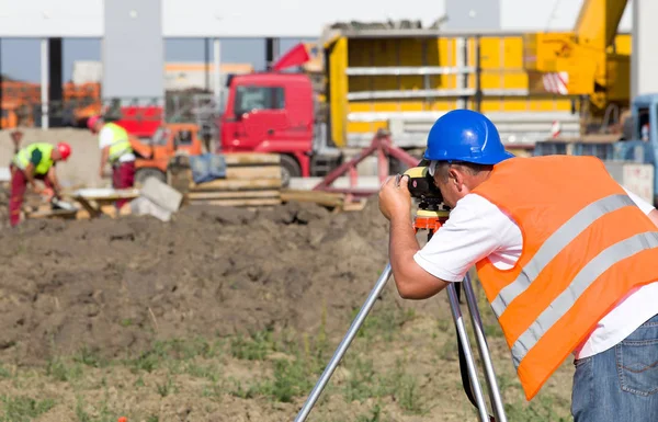 Surveyor ingenjör på byggarbetsplatsen — Stockfoto