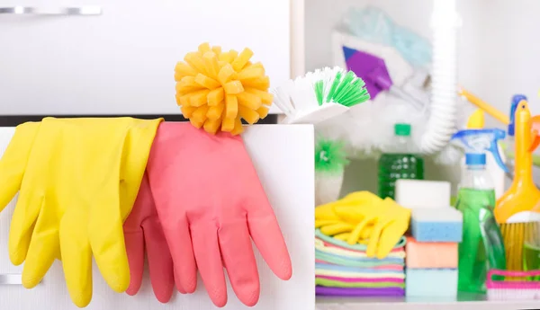 Mutfak çekmecesinde temizlik için lastik eldiven — Stok fotoğraf