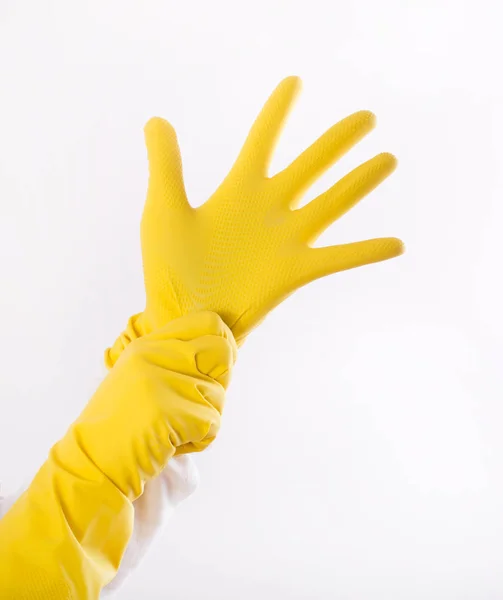 Manos poniendo guantes de limpieza protectores — Foto de Stock