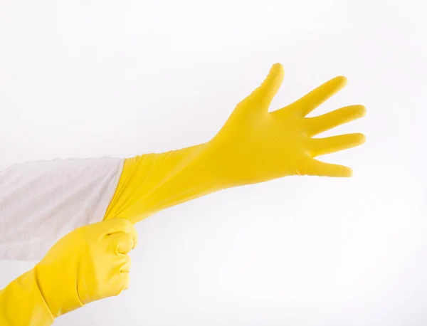 Manos poniendo guantes de limpieza protectores — Foto de Stock