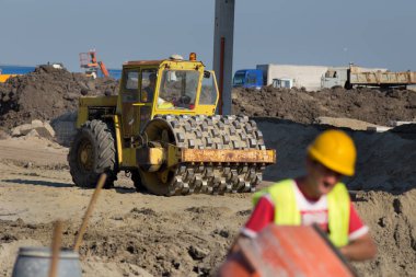 Rulo Kompaktör inşaat sahasında