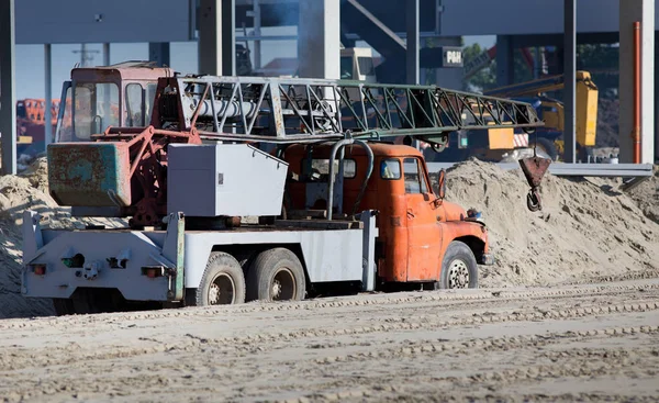 Caminhão guindaste no local de construção — Fotografia de Stock