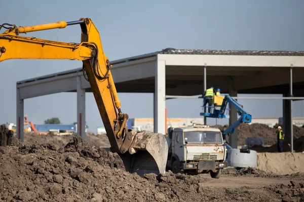 Bagger arbeitet auf Baustelle — Stockfoto