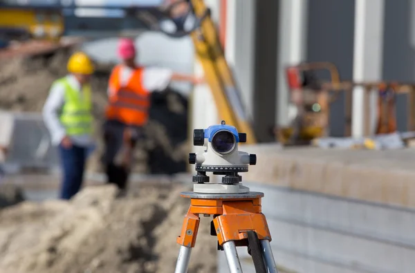 Theodolite di lokasi konstruksi — Stok Foto