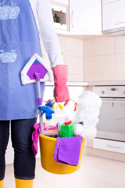 Städerskan med städutrustning i hink — Stockfoto