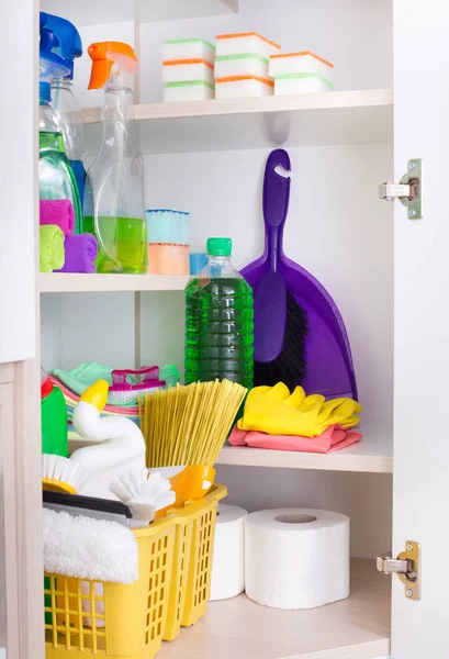 Ferramentas e produtos de limpeza no local de armazenamento — Fotografia de Stock