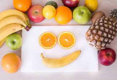 Gülen yüz meyve ile