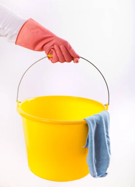 Služebná držení kbelík na bílém pozadí — Stock fotografie