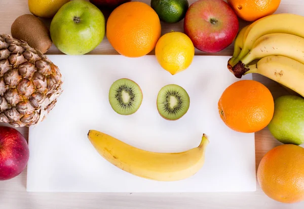Uśmiechniętą twarz z owocami — Zdjęcie stockowe