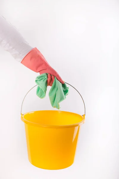 Služebná držení kbelík a čistící hadřík na bílém pozadí — Stock fotografie