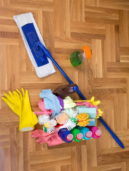 Limpeza de suprimentos e equipamentos no chão — Fotografia de Stock