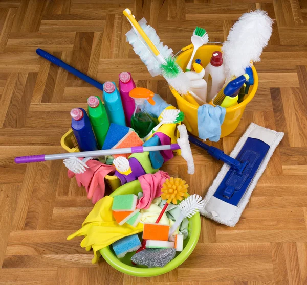 Artículos y equipos de limpieza en el suelo — Foto de Stock