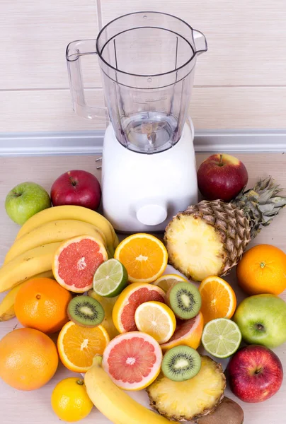 Mixer mit Gruppe von Früchten — Stockfoto