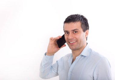 Adam cep telefonuyla konuşuyor.