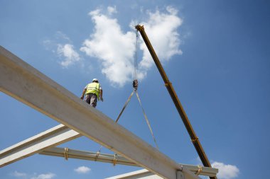 İnşaat işçisi vinç ile