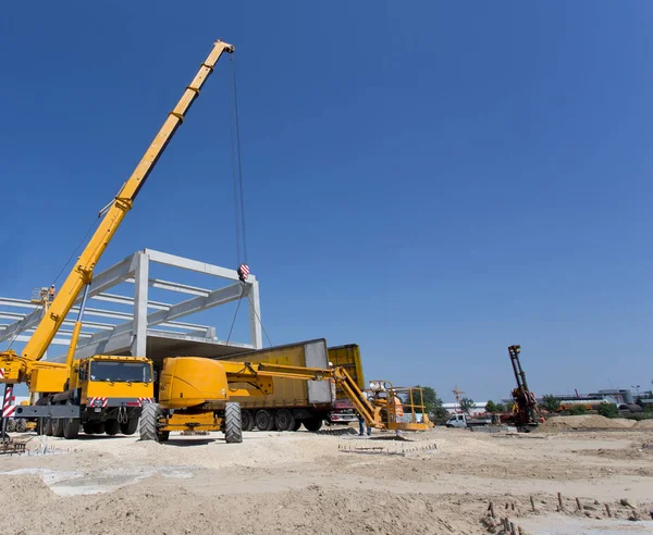 Gru che lavorano in cantiere — Foto Stock