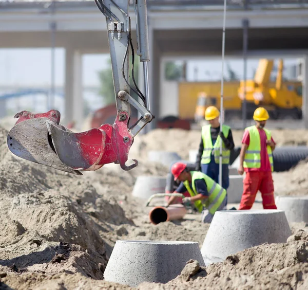 Grävmaskin på byggarbetsplats — Stockfoto