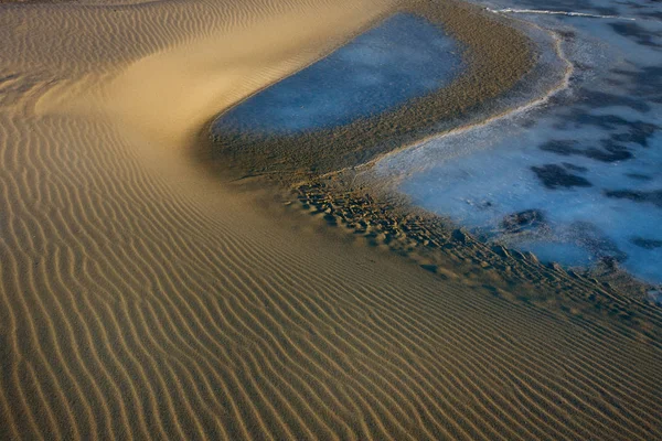 Dunes de sable sur la côte de la rivière — Photo