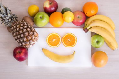 Gülen yüz meyve ile