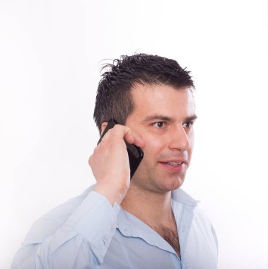 Adam cep telefonuyla konuşuyor.