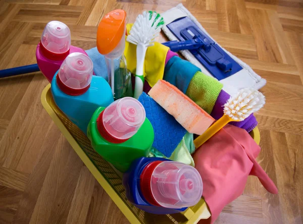 Limpeza de suprimentos e equipamentos no chão — Fotografia de Stock