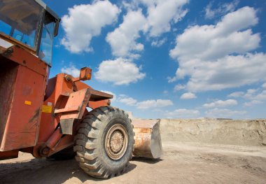 Kum yığını önünde buldozer