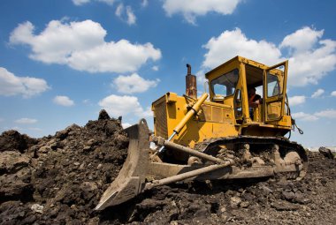 Buldozer güneşli günde toprak kaldırma