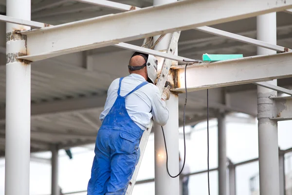 Worker welding beams — Stock Photo, Image