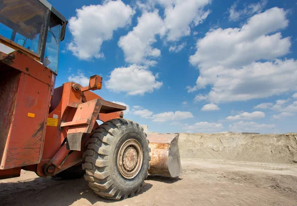 Bulldozer voor zand stapel — Stockfoto