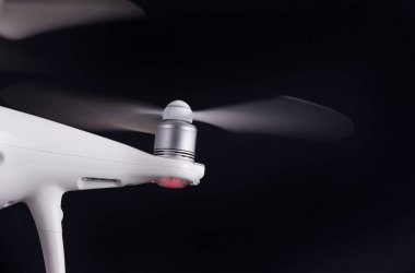 Beyaz dronun pervane