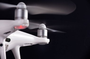 Beyaz dronun pervane