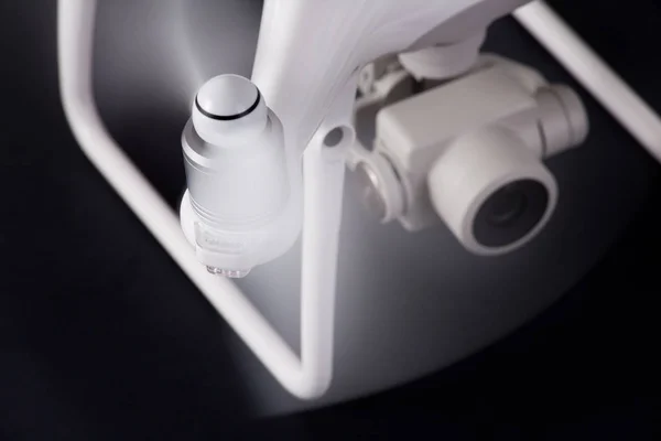 Hélice de drone branco com câmera — Fotografia de Stock