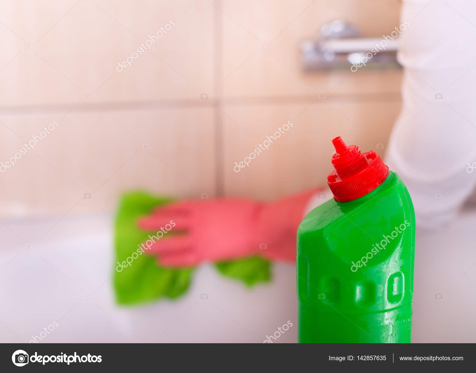 Concetto di pulizia del bagno — foto stock © budabar #142857635 Pulizia del bagno