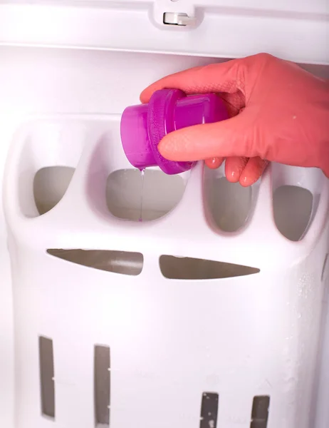Verter detergente para ropa en la lavadora — Foto de Stock