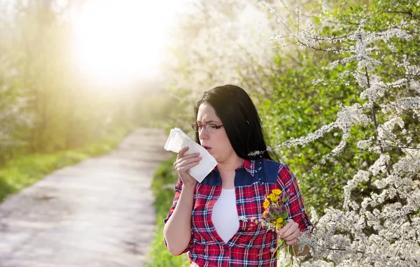 Girl having allergy and sneezing in tissue — Stock Photo, Image