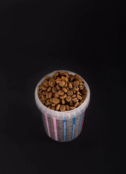 Measuring cup full of granules for dogs — Stock Photo, Image