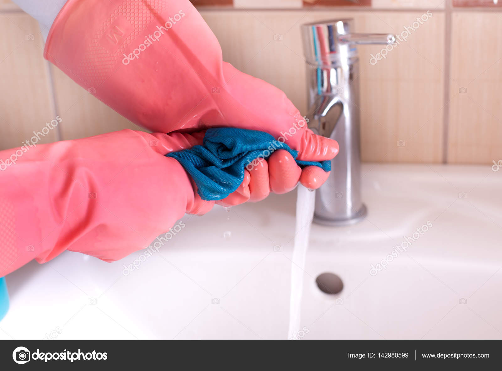 Concetto di pulizia del bagno — foto stock © budabar #142980599 Pulizia del bagno
