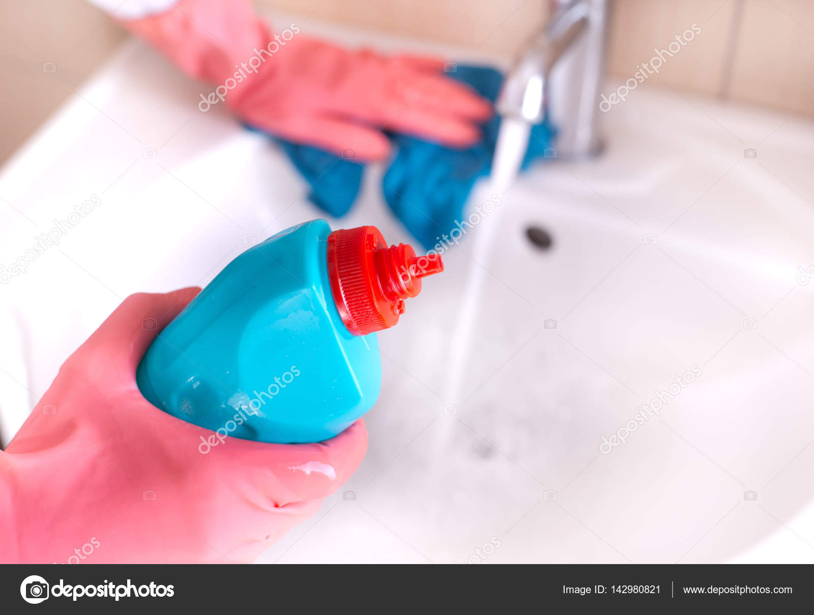 Concetto di pulizia del bagno — foto stock © budabar #142980821 Pulizia del bagno