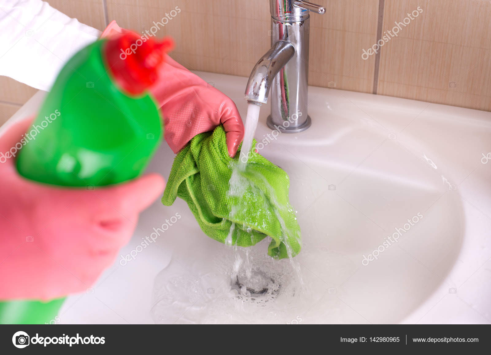 Concetto di pulizia del bagno — foto stock © budabar #142980965 Pulizia del bagno