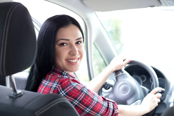 Femme conduisant voiture et regardant en arrière — Photo