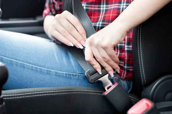 Donna allacciatura cintura di sicurezza in auto — Foto Stock