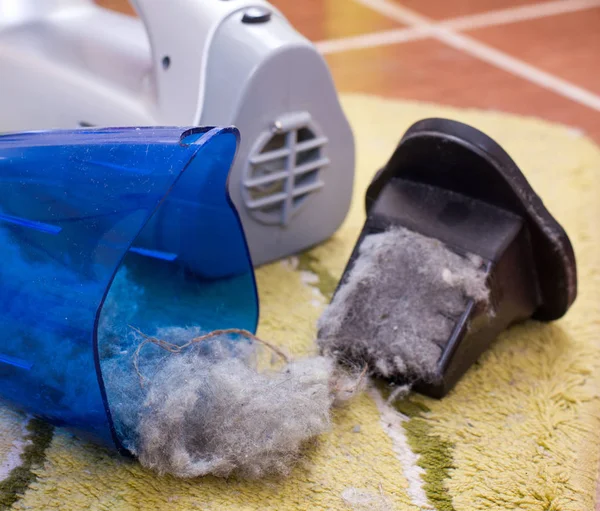 Aspirapolvere pieno di polvere e coaguli di capelli — Foto Stock