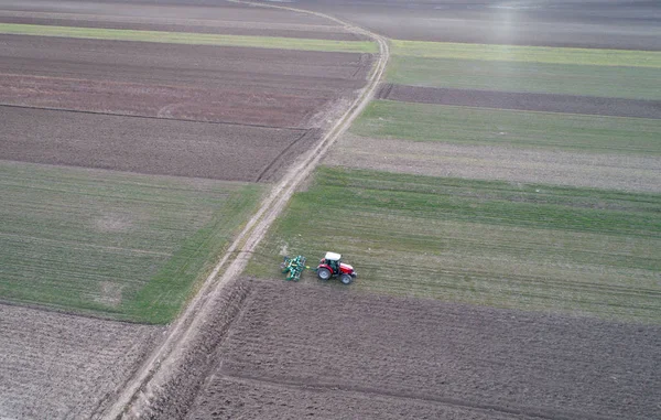 Tractor werkzaam op het terrein — Stockfoto