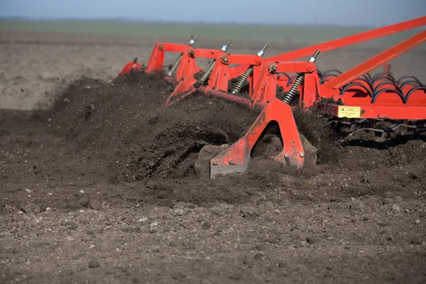 Traktor skakande marken på våren — Stockfoto