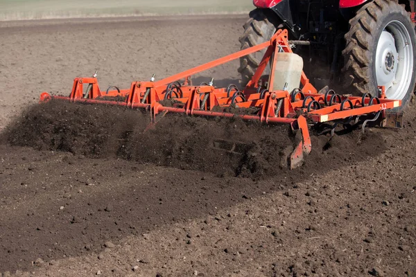 Traktor eggt Boden im Frühjahr — Stockfoto