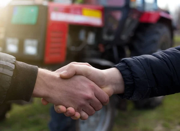 Farmers shaking hands — Stock Photo, Image